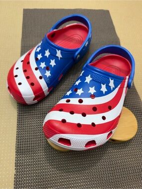 EUC CROCS Unisex USA Stars & Stripes Clog / Sandals - Red, White, Blue M8/W10